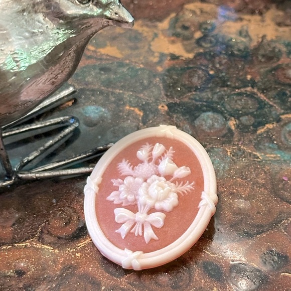 Vintage Avon Floral Cameo Brooch/Pin Victorian Style Flower Bouquet w/Bow Coral - Picture 12 of 13